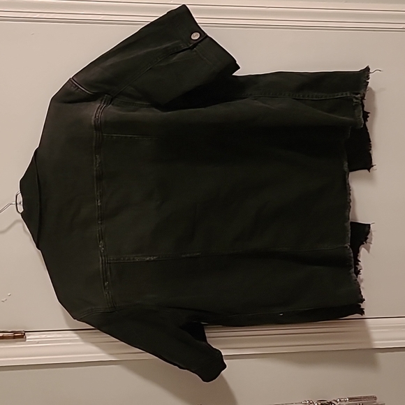 Cropped Black Denim Jacket - Picture 6 of 8